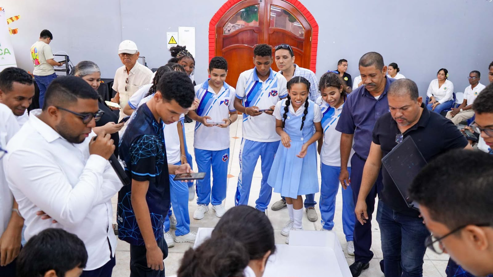 imagen de un grupo de personas en la liga de robotica