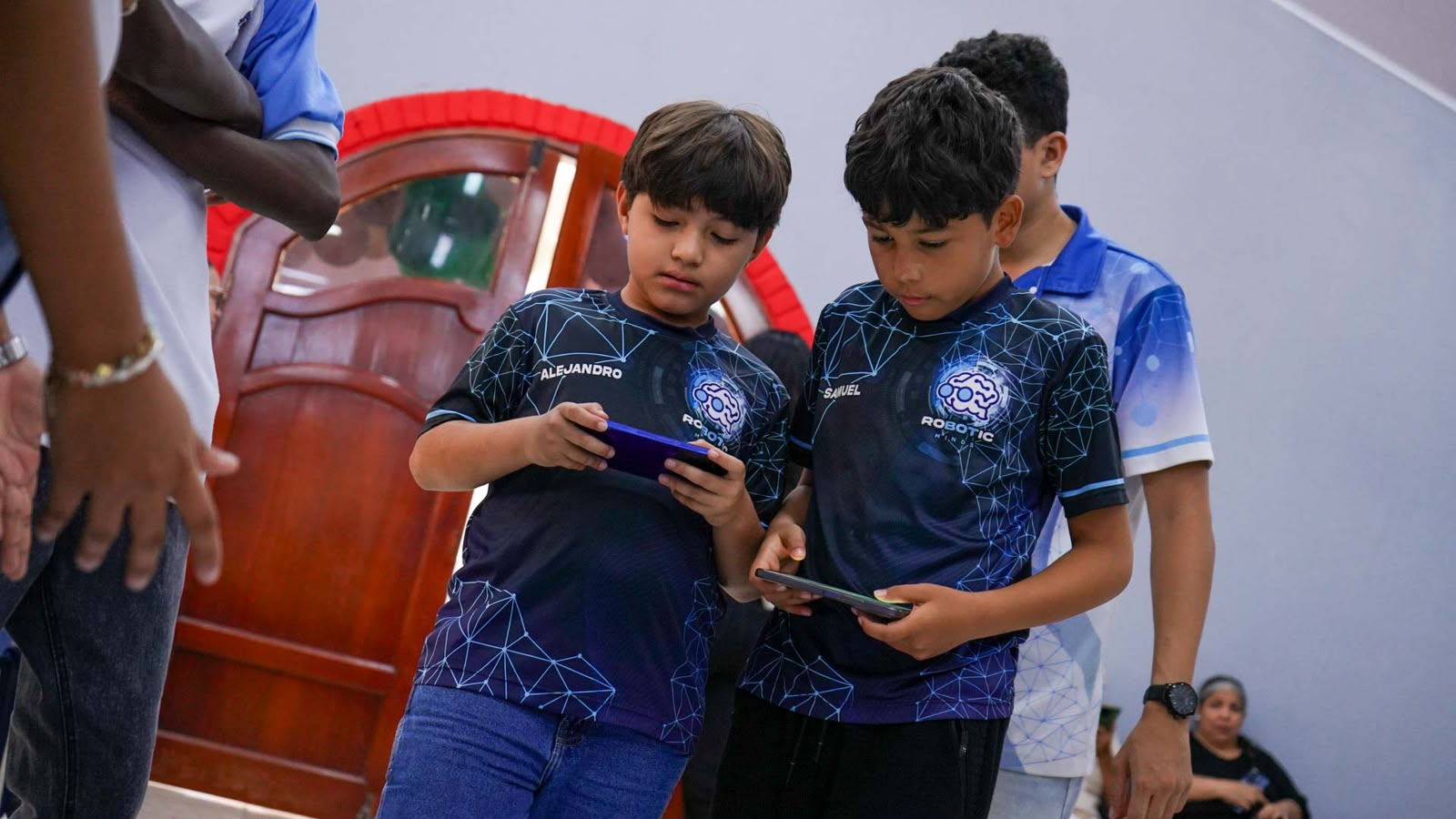 Equipo de estudiantes revisando elementos. 