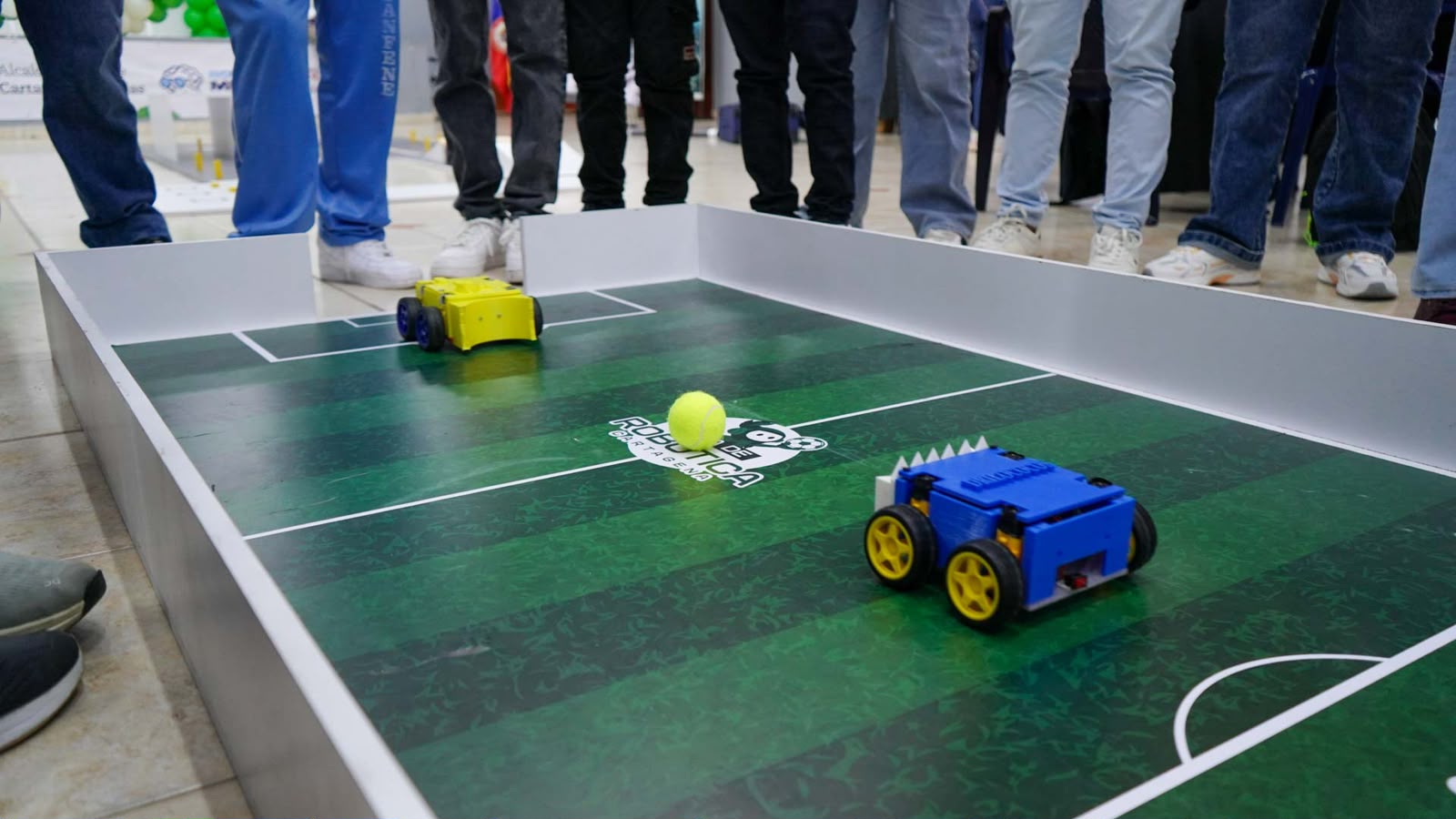 imagen de robots en competencia. 