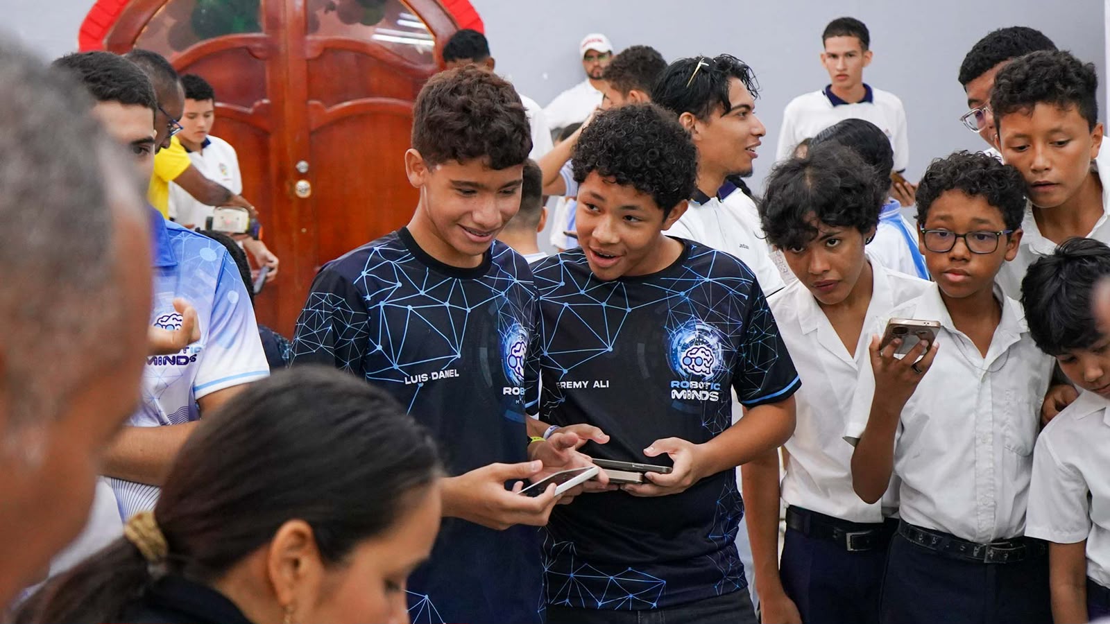 Entusiasmo en equipo de la Liga de robótica. 