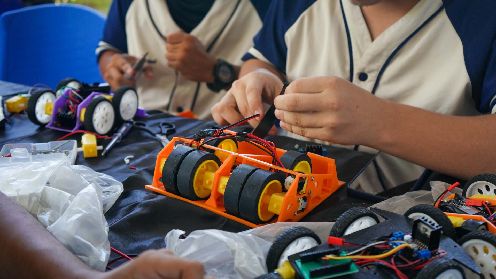 En armado de equipo de Robótica. 