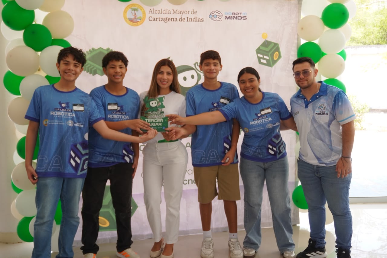 Imagen de un grupo de personas recibiendo un premio 