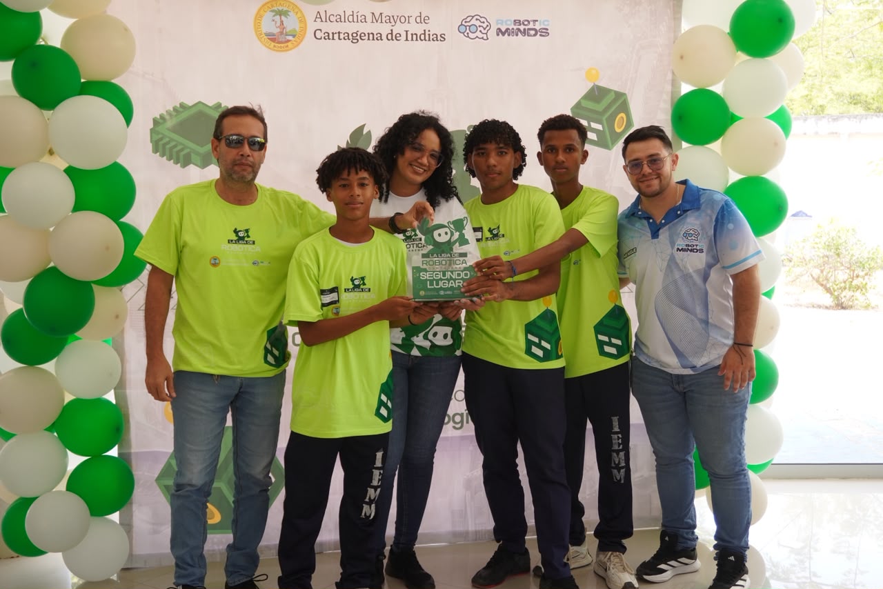 Equipo de personas recibiendo un reconocimiento. 