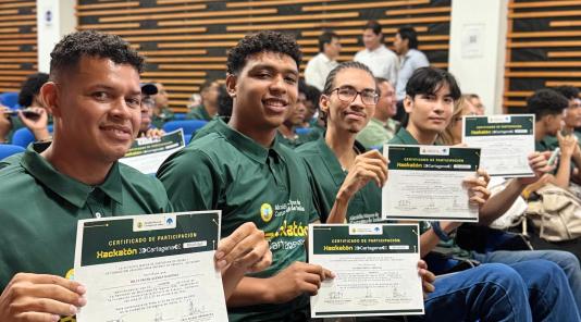 Imagen de  jóvenes sosteniendo en sus manos un certificado de premiación Hackathon dia 3
