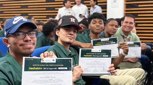 Imagen de  jóvenes sosteniendo en sus manos un certificado de premiación Hackathon dia 3