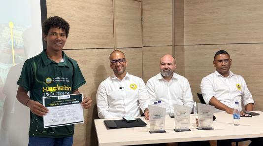 Imagen de  jóvenes sosteniendo en sus manos un certificado de premiación Hackathon dia 3