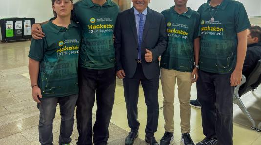 Imagen de un grupo de personas, hackathon visita a Bogotá.