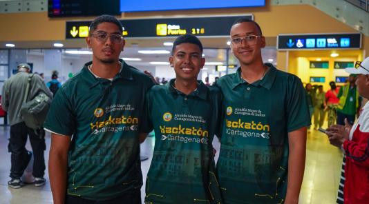 Imagen de un grupo de ganadores, hackathon visita a Bogotá.