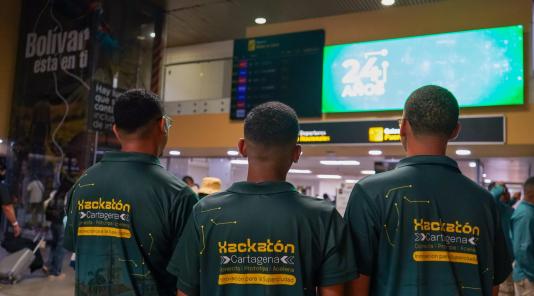 Imagen de un grupo de personas, hackathon visita a Bogotá.