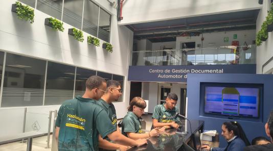 Imagen de un grupo de personas, hackathon visita a Bogotá.