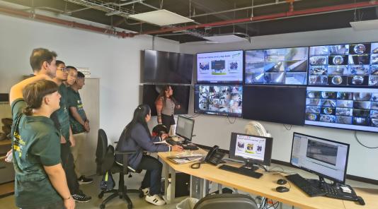 Imagen de un grupo de personas, hackathon visita a Bogotá.