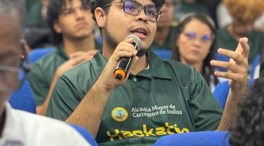 Imagen del evento Hackaton Dia 1, joven hablando