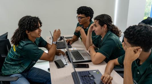 Imagen de chicos dialogando, Hackathon dia 2