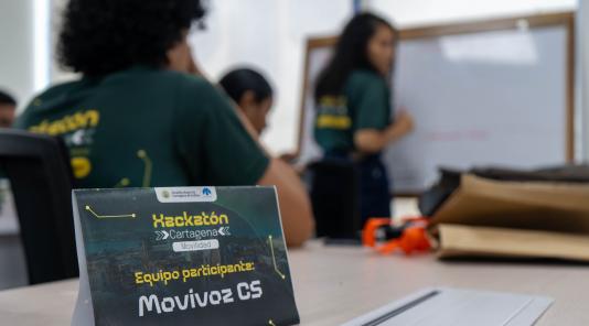 Imagen de chicos dialogando, Hackathon dia 2