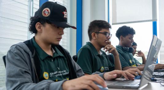 Imagen de chicos trabajando en equipos de computo, Hackathon dia 2