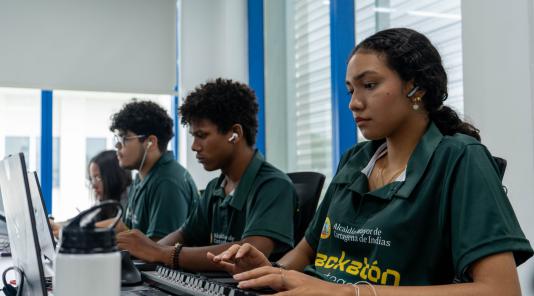 Imagen de chicos trabajando en equipos de computo, Hackathon dia 2