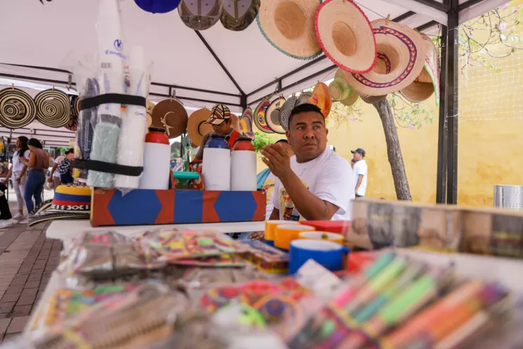 27 vendedores informales participaron en la Feria Artesanal y del Café.