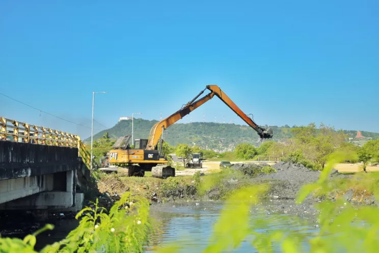culminaron los trabajos de limpieza de los descoles de los canales en la Vía Perimetral