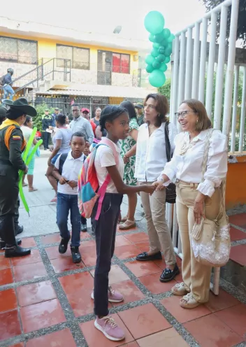 Inicia en el barrio La María, donde queda la sede de la Institución Educativa Francisco de Paula Santander.