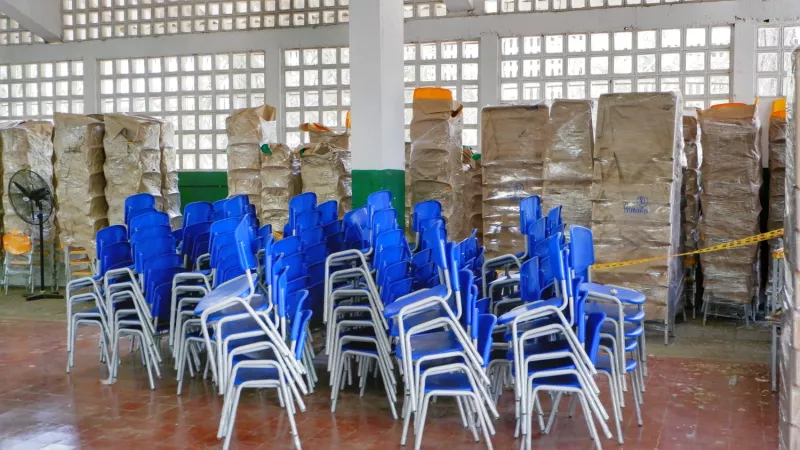 Más colegios reciben mobiliario escolar para una educación de calidad en Cartagena