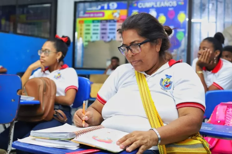 estrategia que garantiza el acceso a las aulas a jóvenes y adultos.