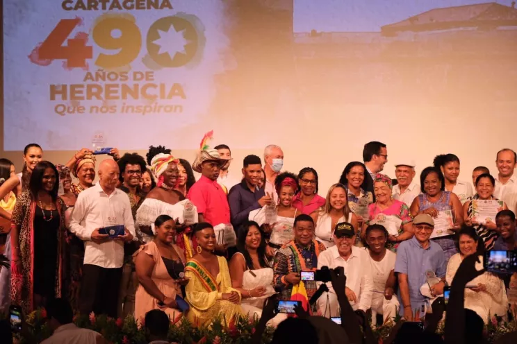 La jornada inició con la izada de bandera en el emblemático Castillo de San Felipe de Barajas
