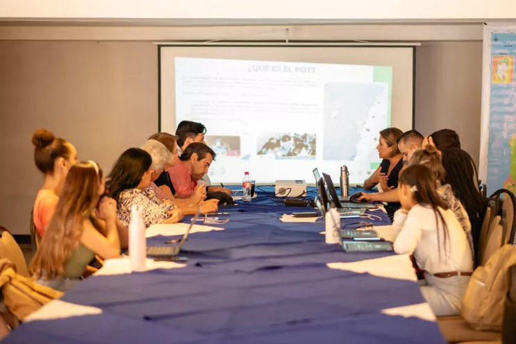 En mesa de participación