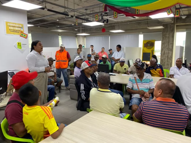 Socializando a vendedores de frutas del Centro Histórico