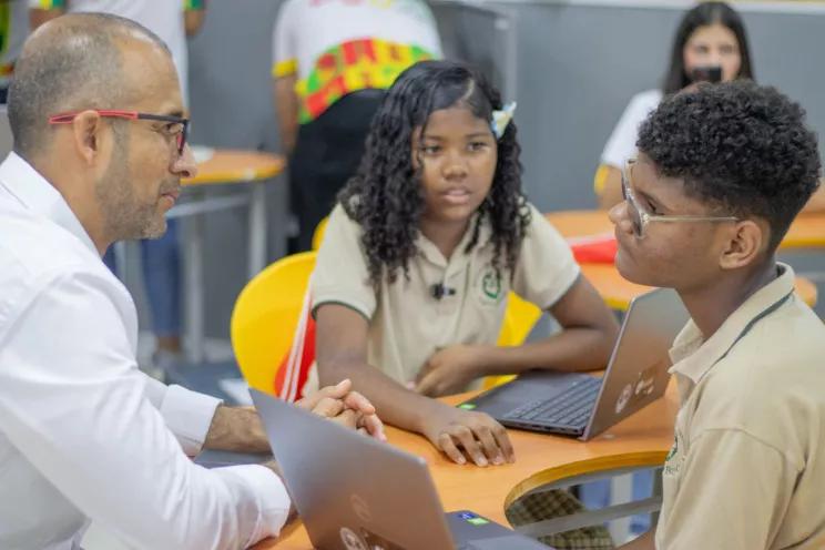 La Institución Etnoeducativa de Tierra Baja abrió sus puertas con tecnología, IA y acompañamiento permanente del Distrito