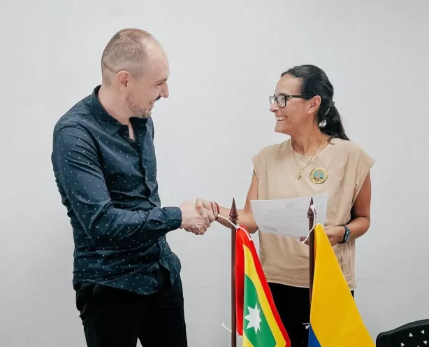 Foto de un extranjero recibiendo su nacionalidad colombiana