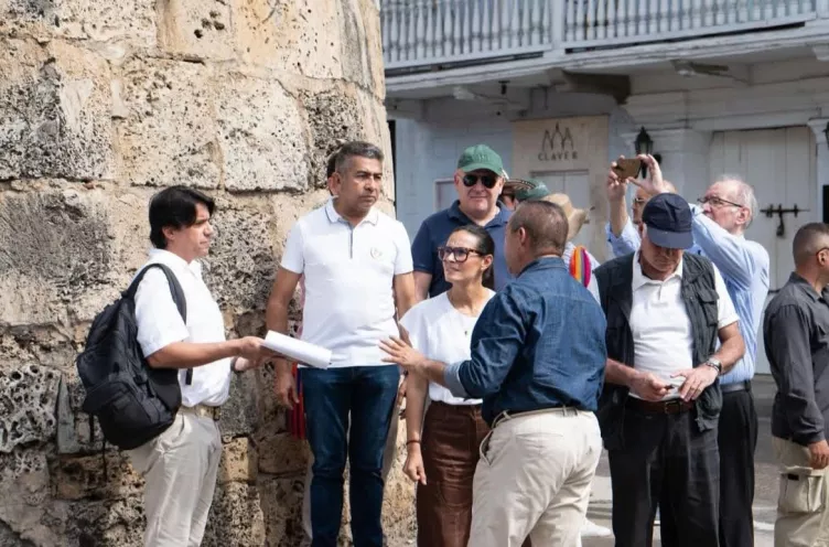 Foto del recorrido por lugares historicos de Cartagena de Indias en el marco del nuevo recorrido "Valorización de la muralla y Turismo sostenible"
