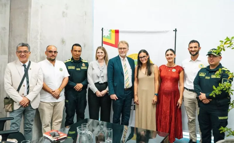 Imagen del cónsul general de Estados Unidos William Britansky junto a demás personaliades de Cartagena de Indias