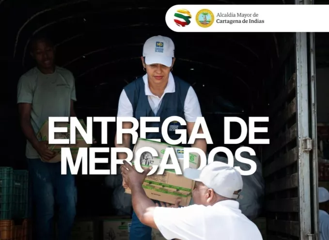 Foto de personas recibiendo y entregando ayudas humanitarias a los pobladores de Bayunca y Tierra Baja