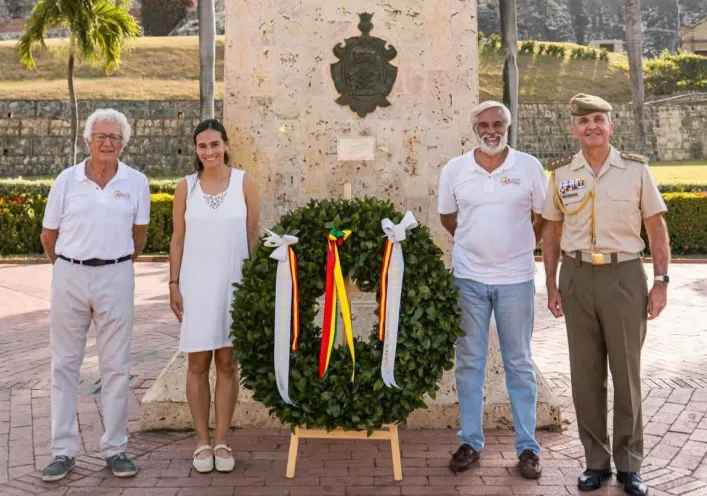 Foto de representantes de Cooperación Internacional y del agregado de Defensa de la Armada de España en el homenaje al Coronel Blas de Lezo