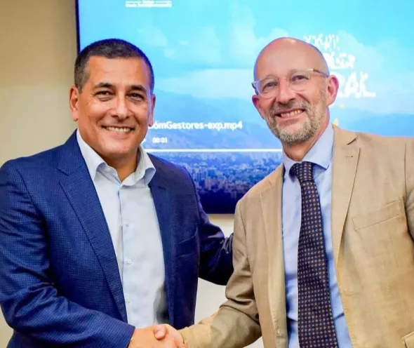 Foto de Dumek Turbay junto a representantes de la Unión Europea en el Congreso de Asocapitales