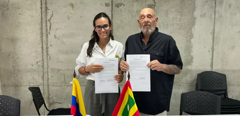Foto de extranjero recibiendo la ciudadania colombiana