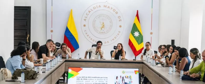 Foto de la reunión entre diversas entidades para discutir programas en favor de la juventud de Cartagena
