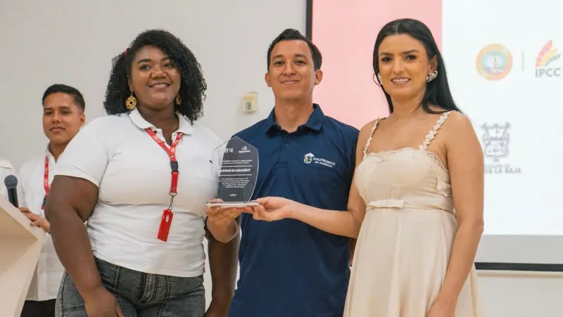 Foto de personas en la rendición de cuentas del programa VenEsperanza de Mercy Corps