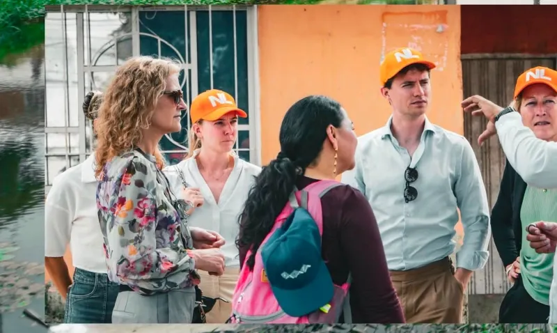foto de visita de la Embajadora para el Desarrollo Sostenible de los Países Bajos en el Caño Juan Angola