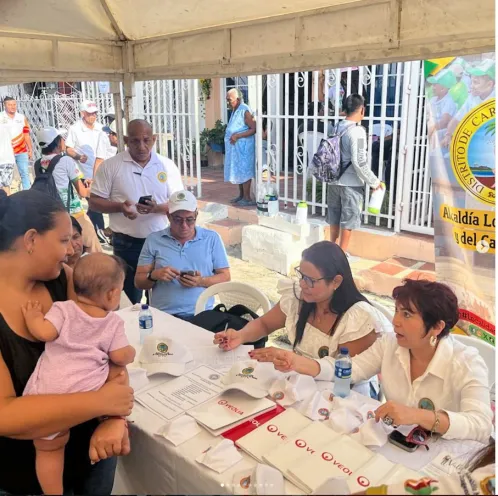 "Personal institucional atendiendo a la comunidad durante la jornada de Gobierno al Barrio en el sector de San Francisco."