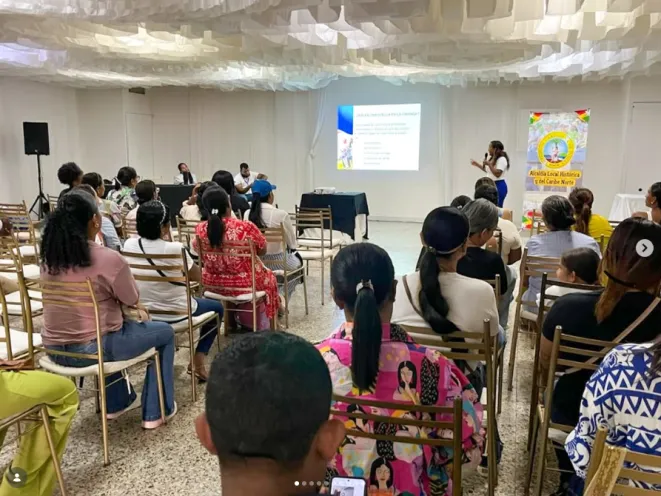 Padres y madres recibiendo la capacitación 