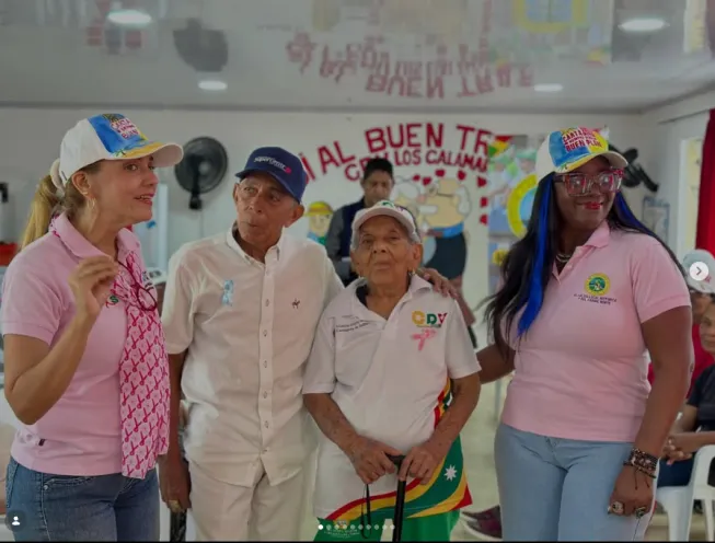Funcionarias de la alcaldía y adultos mayores compartiendo durante una jornada comunitaria de salud preventiva y bienestar.