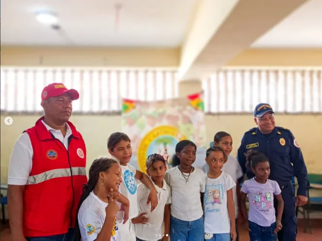 Grupo de niñas que hicieron parte del proyecto Niñas Bomberitas 