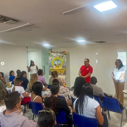 Fotografía de una capacitación en Primeros Auxilios Psicológicos en el auditorio de la Casa de Justicia Country.   