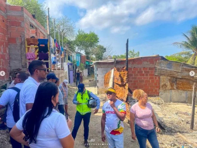 Personal de la alcaldía y autoridades realizando una visita de inspección y acompañamiento a la comunidad en una zona residencial
