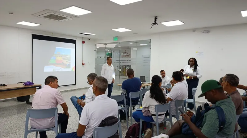 Un grupo de asistentes escucha atentamente una ponencia en un salón amplio durante el taller de Gobierno Abierto en la Biblioteca Distrital Jorge Artel.