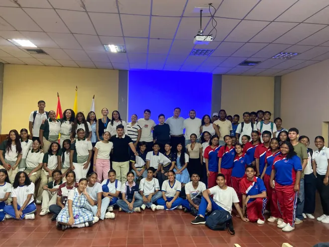 Grupo numeroso de estudiantes con uniformes y ropa de calle posan junto a directivos y organizadores en el auditorio de la Institucion Educativa CASD Manuela Beltran tras finalizar un taller.   