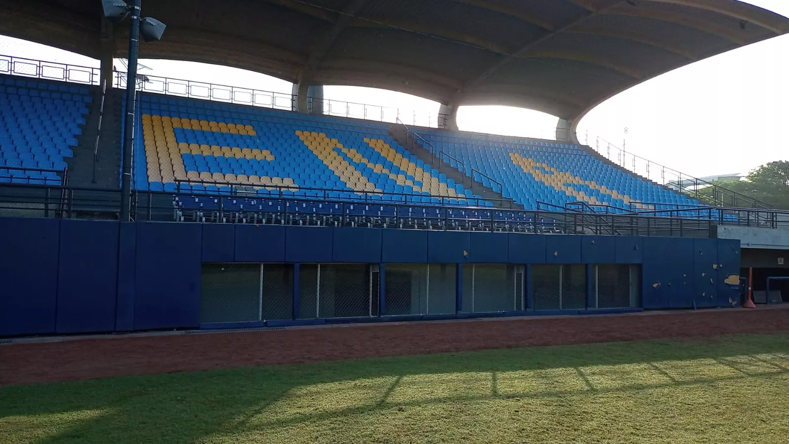 mantenimiento eléctrico para el estadio de béisbol Abel Leal