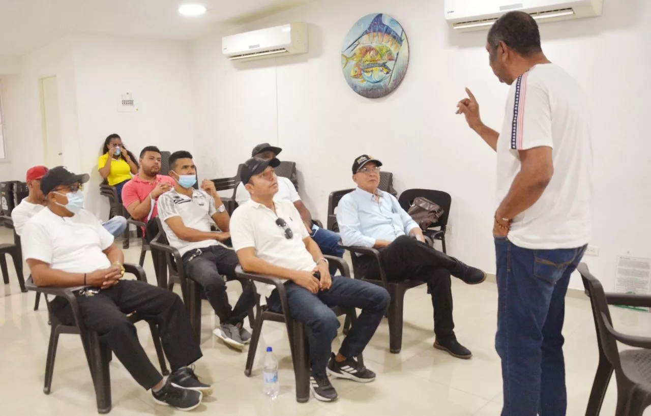 Capacitan a taxistas en educación vial, atención al usuario y cultura ciudadana 