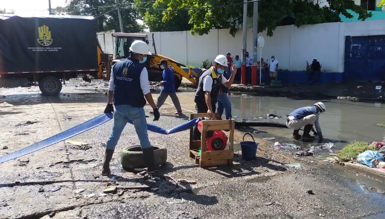 Emergencia por empozamiento frente al colegio Ciudad de Tunja 